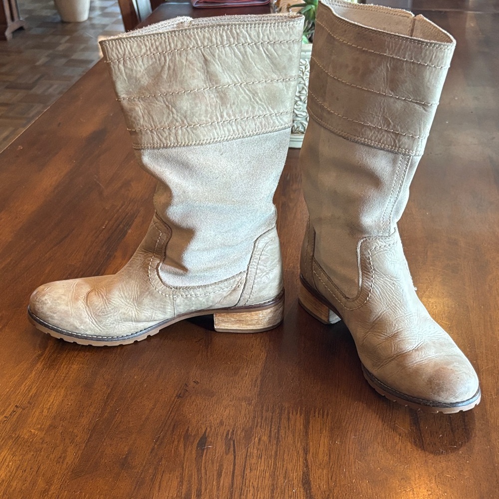 Timberland Women's cream/bone color slouchy Leather Boots